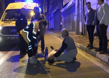 Bursa’da sokak ortasında babasını darp etti
