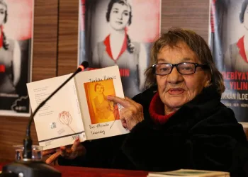 Türkan İldeniz şiirlerini Nilüferliler için okudu