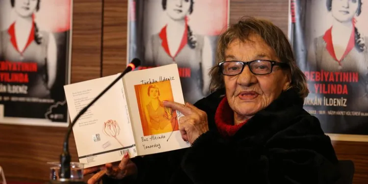 Türkan İldeniz şiirlerini Nilüferliler için okudu