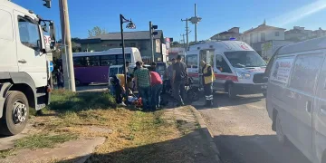 Sakarya’da motosiklet ile panelvan tipi araç çarpıştı
