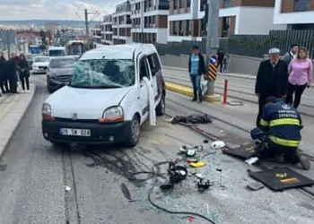 Eskişehir’de otobüsle hafif ticari araç çarpıştı: 1 ölü, 2 yaralı