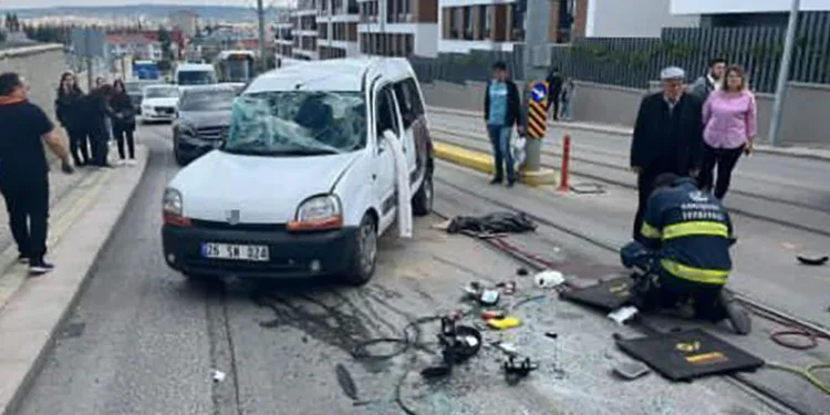 Eskişehir’de otobüsle hafif ticari araç çarpıştı: 1 ölü, 2 yaralı