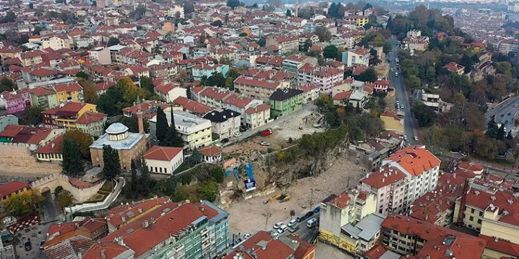 Binalar yıkılıyor, tarihi surlar ortaya çıkıyor
