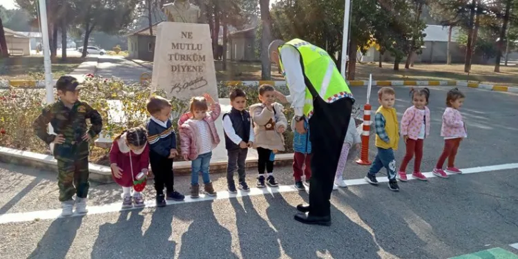 ‘Minik trafik dedektifleri’ hata yapanları affetmeyecek