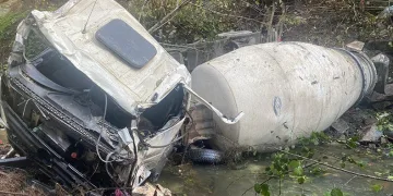 Beton mikseri dereye yuvarlandı