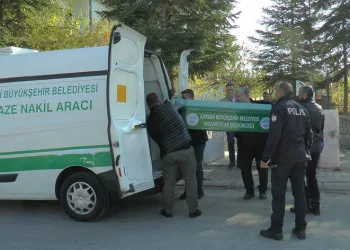 Evde yaşlı çiftin cesedi bulundu