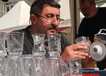 40 yıldır cama sanatını işliyor