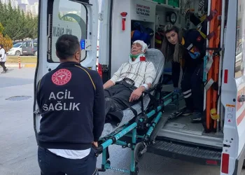 Kaldırımda yürürken başına düştü