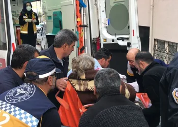 Kendini ateşe verdi, komşuları kurtardı
