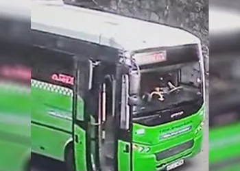 Kız arkadaşına bakan genci bıçakladı