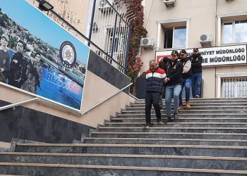 Ölen kardeşlerin evine hırsız girdi