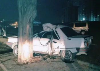 Ağaca çarpan otomobil hurdaya döndü