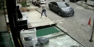 Düşen kediyi havada yakaladı