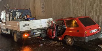 Otomobil kamyonete ok gibi saplandı