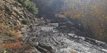 Yağış sonrası oluşan heyelan yolu kapattı