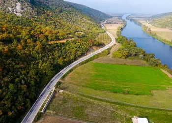 Kaynar su dolu tencereye düşen çocuk yaralandı