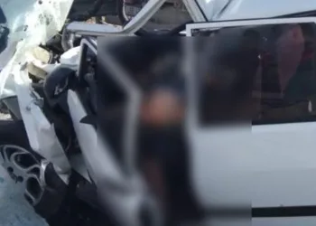 Otomobil yol süpürme aracına çarptı