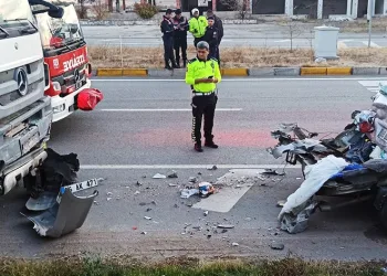 Freni tutmayan kamyon otomobile çarptı