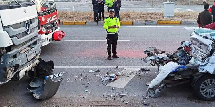 Freni tutmayan kamyon otomobile çarptı