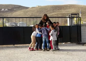 Bursa’lı öğretmen öğrencilerinin gönlüne dokunuyor