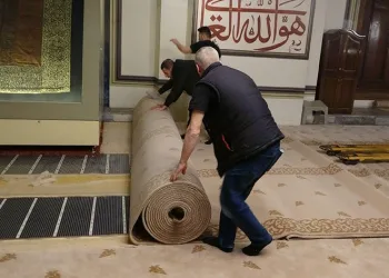Ulu Cami’nin 12 yıllık halıları değişti