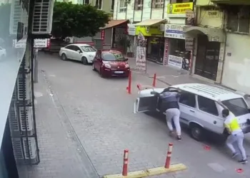 Park halindeki otomobili iterek çaldılar