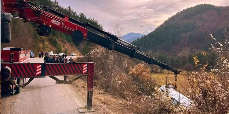 Öğrencileri taşıyan minibüs devrildi