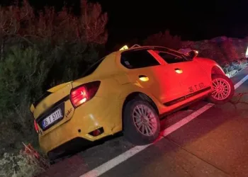 Ticari taksi bankette asılı kaldı
