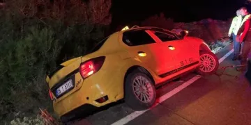 Ticari taksi bankette asılı kaldı