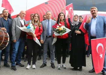 Dünya şampiyonuna davullu zurnalı karşılama