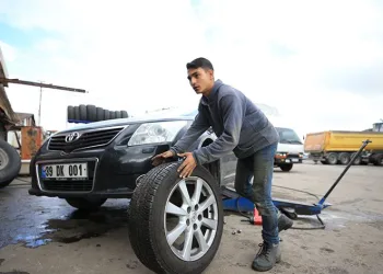 Oto lastikçilerde “kış lastiği” mesaisi