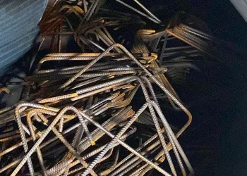 İnşaattan demir çalan hırsızlar aracı bırakıp kaçtı