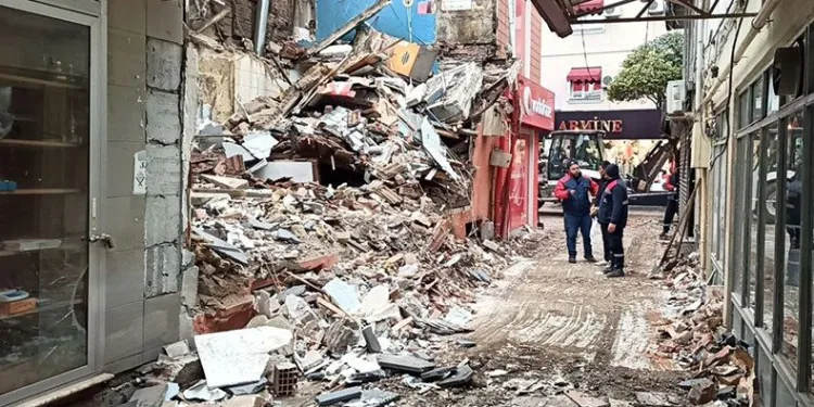 Depremde oluşan enkazlar kaldırılıyor