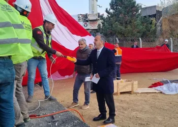 600 metrekarelik Türk bayrağı göklere çekildi