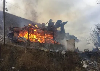 Yangın iki evi küle çevirdi
