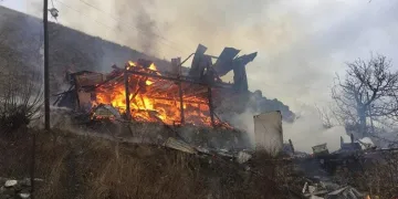 Yangın iki evi küle çevirdi