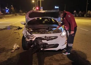 Kavşakta iki otomobil çarpıştı