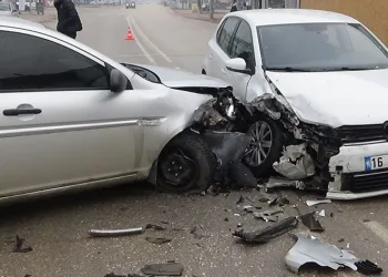 İnegöl’de iki otomobil çarpıştı