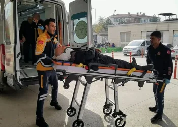 Bursa’da 2 otomobil çarpıştı: 3 yaralı