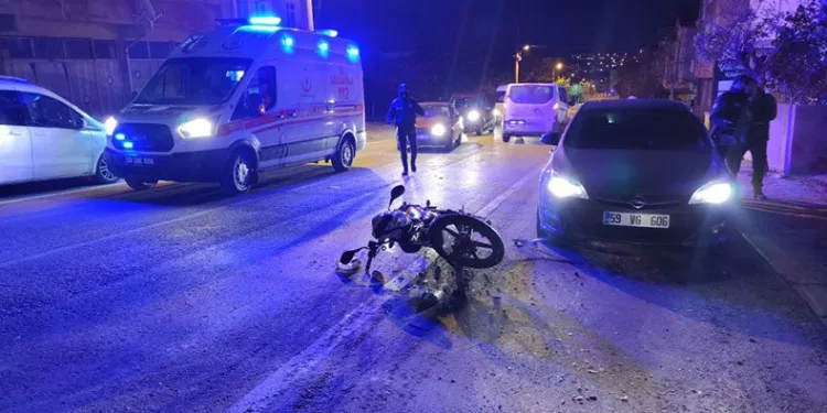 Motosiklet ile otomobil çarpıştı