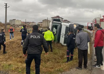 Beton mikseri şarampole devrildi