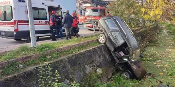 Otomobil su kanalına uçtu