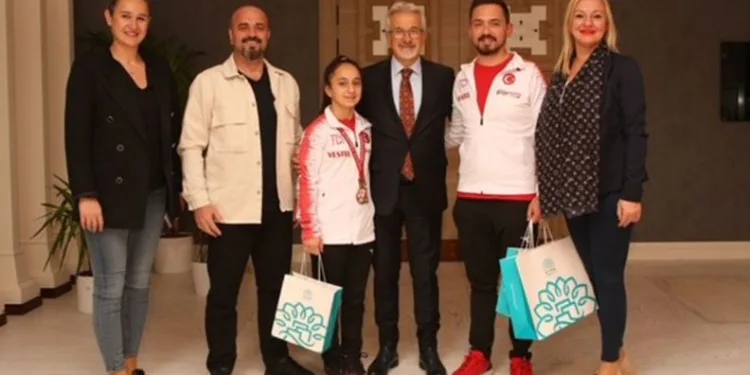 Başkan Erdem’den ödüllü sporculara kutlama