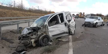 Kazalı araçlara çarpmamak için bariyerlere daldı