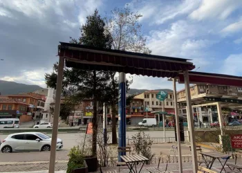 Şiddetli lodos hayatı olumsuz etkiliyor