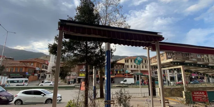 Şiddetli lodos hayatı olumsuz etkiliyor