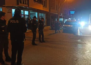 Minibüs çarpan komiser ağır yaralandı