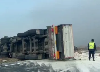 Çimento yüklü TIR devrildi: 1 yaralı
