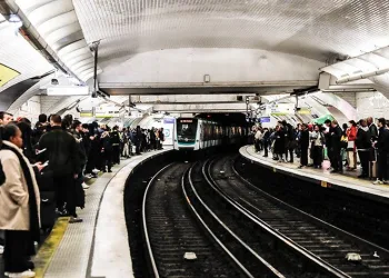 Binlerce kişi greve gitti