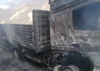 Yanan tır kullanılmaz hale geldi